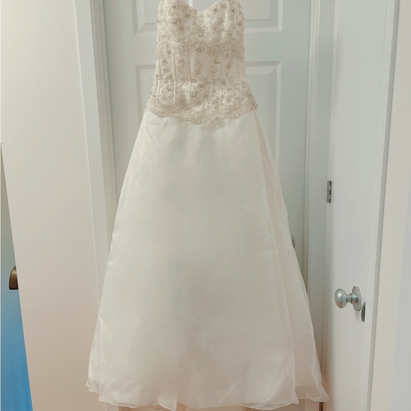 Custom made French lace wedding gown size 4-6 come with matching head piece - Picture 2 of 14